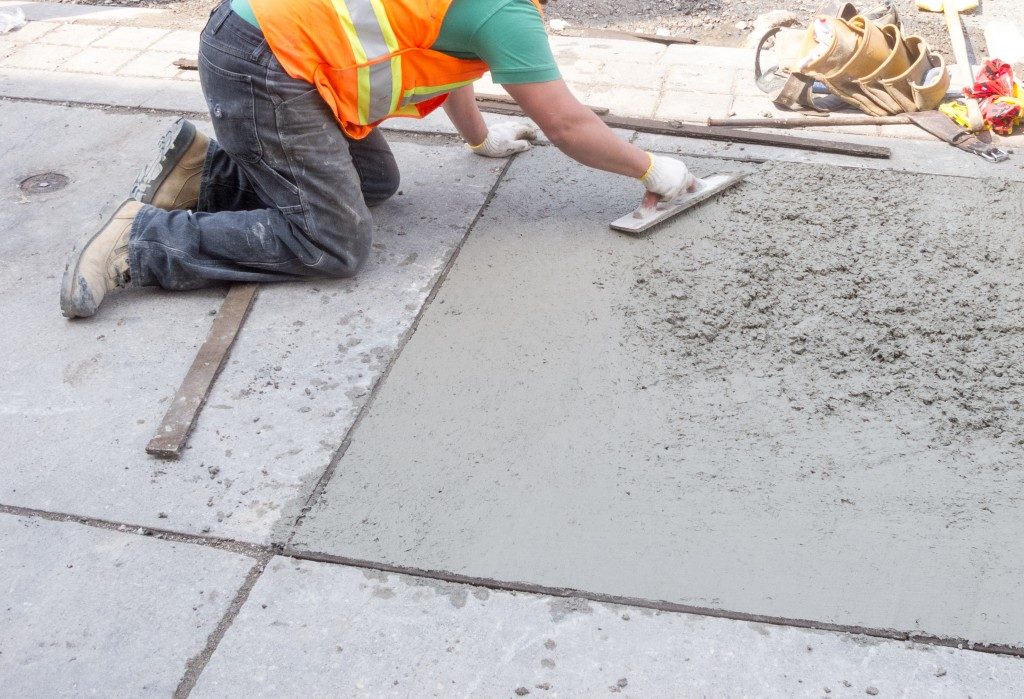setting and smoothing concrete